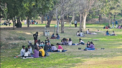 People rest in the shade at Lodhi Gardens on a warm Sunday afternoon. (Vipin Kumar/HT Photo) People rest in the shade at Lodhi Gardens on a warm Sunday afternoon. (Vipin Kumar/HT Photo)
