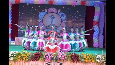 Students perform at the ceremony. (HT)