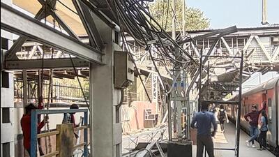 The work of renovation, installing new roof sheets and iron pillars at platform number 6 has begun in full swing and passengers are happy with the progress made. (HT PHOTO)