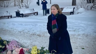 Lynne Tracy, the US Ambassador to Russia, laid flowers at Moscow's Solovetsky Stone in memory of Putin critic Alexei Navalny, (X@USEmbRu) Lynne Tracy, the US Ambassador to Russia, laid flowers at Moscow's Solovetsky Stone in memory of Putin critic Alexei Navalny, (X@USEmbRu)