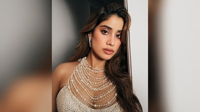 With the help of makeup artist Savleen Kaur Manchanda, Janhvi got decked up in nude eyeshadow, winged eyeliner, mascara-coated lashes, darkened brows, contoured cheekbones, blushed cheeks, glowing highlighter and a shade of nude lipstick. (Instagram/@janhvikapoor) With the help of makeup artist Savleen Kaur Manchanda, Janhvi got decked up in nude eyeshadow, winged eyeliner, mascara-coated lashes, darkened brows, contoured cheekbones, blushed cheeks, glowing highlighter and a shade of nude lipstick. (Instagram/@janhvikapoor)