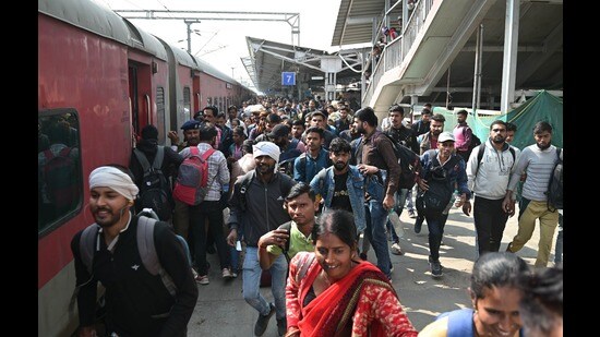 Candidates struggling to catch the train at Charbagh Railway station after the exam in Lucknow on Sunday (Mushtaq Ali/ Hindustan Times)