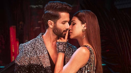 Teri Baaton Mein Aisa Uljha Jiya: Shahid Kapoor and Kriti Sanon in a still from the film.