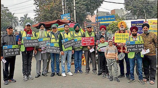 The green activists expressed concerns over the negligence shown by government agencies in addressing these environmental issues. (HT Photo)