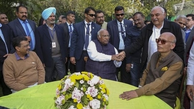 Delhi chief miniser Arvind Kejriwal with Congress president Mallikarjun Kharge, senior Congress leader Abhishek Singhvi and former Haryana CM Bhupinder Singh Hooda. (HT photo)