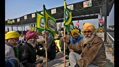 Farmer union raising slogans against the Center during the protest at Ladhowal toll plaza in Ludhiana on Monday. (Gurpreet Singh/HT) Farmer union raising slogans against the Center during the protest at Ladhowal toll plaza in Ludhiana on Monday. (Gurpreet Singh/HT)