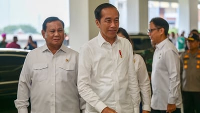 Indonesian President Joko Widodo (C) shakes hands with Indonesia�s Defence Minister and presidential candidate Prabowo Subianto (L) arrive for the inauguration of the National Defense Central Hospital (RSPPN) in Jakarta on February 19, 2024. (Photo by BAY ISMOYO / AFP) (AFP) Indonesian President Joko Widodo (C) shakes hands with Indonesia�s Defence Minister and presidential candidate Prabowo Subianto (L) arrive for the inauguration of the National Defense Central Hospital (RSPPN) in Jakarta on February 19, 2024. (Photo by BAY ISMOYO / AFP) (AFP)