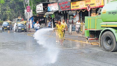 Mumbai, India –Nov 16, 2023: BMC Workers showering water spray on the Satrasta Road to control pollution level, in Mumbai, India, on Thursday, Nov 16, 2023. (Photo by Bhushan Koyande/HT Photo) Mumbai, India –Nov 16, 2023: BMC Workers showering water spray on the Satrasta Road to control pollution level, in Mumbai, India, on Thursday, Nov 16, 2023. (Photo by Bhushan Koyande/HT Photo)