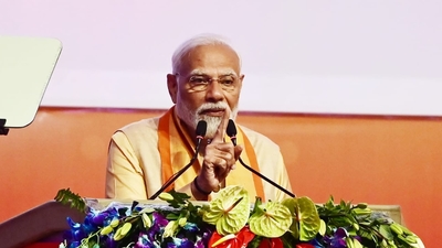 Prime Minister Narendra Modi addresses during the UP Ground Breaking Ceremony 4.0 at Indira Gandhi Pratishthan in Lucknow, (Deepak Gupta/Hindustan Times)