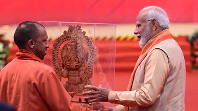 Prime Minister Narendra Modi is felicitated with a memento by chief minister Yogi Adityanath (left) during the groundbreaking ceremony 4.O in Lucknow on Monday. (Deepak Gupta/HT Photo)