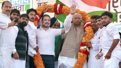 Congress President Mallikarjun Kharge and party leader Rahul Gandhi being felicitated during a public meeting amid the party's Bharat Jodo Nyay Yatra, in Amethi on Monday. (ANI) Congress President Mallikarjun Kharge and party leader Rahul Gandhi being felicitated during a public meeting amid the party's Bharat Jodo Nyay Yatra, in Amethi on Monday. (ANI)