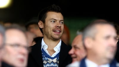 Soccer Football - Premier League - Luton Town v Manchester United - Kenilworth Road, Luton, Britain - February 18, 2024 Singer Harry Styles in the stands before the match REUTERS/Hannah Mckay NO USE WITH UNAUTHORIZED AUDIO, VIDEO, DATA, FIXTURE LISTS, CLUB/LEAGUE LOGOS OR 'LIVE' SERVICES. ONLINE IN-MATCH USE LIMITED TO 45 IMAGES, NO VIDEO EMULATION. NO USE IN BETTING, GAMES OR SINGLE CLUB/LEAGUE/PLAYER PUBLICATIONS. (REUTERS)