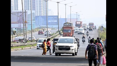 The Pune Municipal Corporation (PMC), meanwhile, is planning to remove encroachment on either side of the roads that create traffic hurdles. (HT PHOTO)