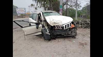 The mangled remains of the SUV near Hariana town of Hoshiarpur district on Monday morning. (HT Photo)