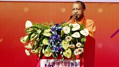 Uttar Pradesh Governor Anandiben Patel, Defence Minister Rajnath Singh and Chief Minister Yogi Adityanath also attended the event.&nbsp; (HT Photo/Deepak Gupta)