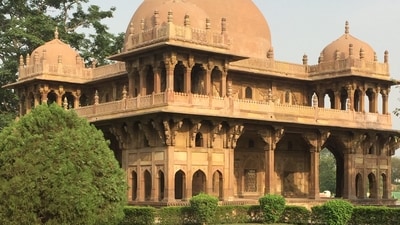 The tomb of Shah Daulat, also known as the Chotti Dargah (Drcoolnehal/Wikimedia Commons) The tomb of Shah Daulat, also known as the Chotti Dargah (Drcoolnehal/Wikimedia Commons)