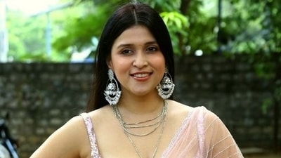 Mannara Chopra shared tweets complaining about Akasa Air.
