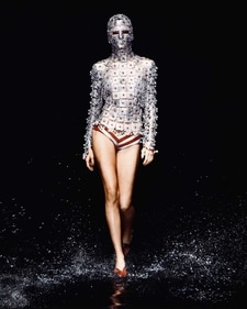 Alexander McQueen showcased his collection at the New York Fashion Week in 1999 (Photo: Instagram) Alexander McQueen showcased his collection at the New York Fashion Week in 1999 (Photo: Instagram)