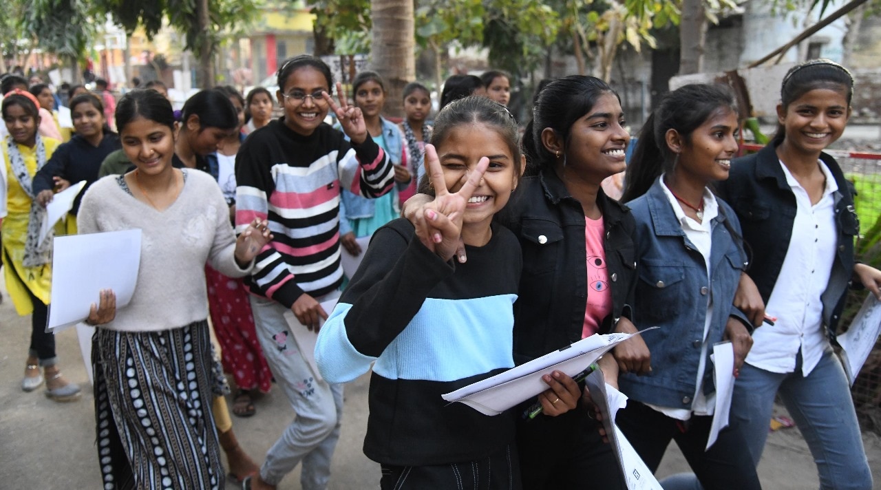 Bihar 10th Exam 2024: Happy faces after appearing in Social Science paper  (Santosh Kumar )