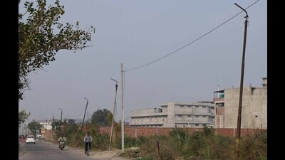 A few months ago, a significant number of streetlights were stolen on Kakka Road near Tajpur Road. (HT Photo) A few months ago, a significant number of streetlights were stolen on Kakka Road near Tajpur Road. (HT Photo)