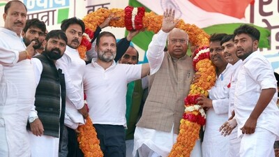 Congress president Mallikarjun Kharge and party leader Rahul Gandhi being felicitated during a public meeting amid the party's Bharat Jodo Nyay Yatra, in Amethi on Monday. (ANI) Congress president Mallikarjun Kharge and party leader Rahul Gandhi being felicitated during a public meeting amid the party's Bharat Jodo Nyay Yatra, in Amethi on Monday. (ANI)