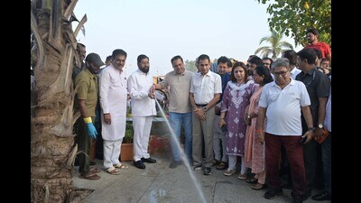 Maharashtra CM Eknath Shinde visited juju during BMCs Deep cleaning drive at Juhu in Mumbai on Dec 09, 2023. (HT PHOTO) Maharashtra CM Eknath Shinde visited juju during BMCs Deep cleaning drive at Juhu in Mumbai on Dec 09, 2023. (HT PHOTO)