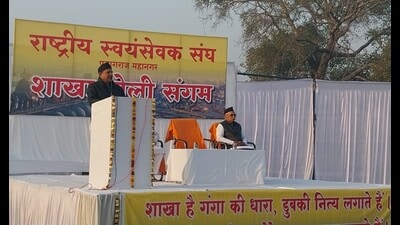 RSS Sarkaryavah Dattatreya Hosabale addressing volunteers in Prayagraj on Tuesday. (HT)