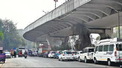 Some stretches under the flyover is encroached upon for illegal parking. (Arvind Yadav/HT photo) Some stretches under the flyover is encroached upon for illegal parking. (Arvind Yadav/HT photo)