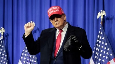 Former U.S. President Donald Trump gestures during a campaign event in Waterford Township, Michigan, U.S., February 17, 2024 (REUTERS/Rebecca Cook) (REUTERS)