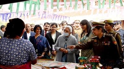 Uttar Pradesh governor Anandiben Patel at the Saras Aajeevika Mela at Noida Haat in Sector 33A, in Noida, on Tuesday. (Sunil Ghosh/HT Photo) Uttar Pradesh governor Anandiben Patel at the Saras Aajeevika Mela at Noida Haat in Sector 33A, in Noida, on Tuesday. (Sunil Ghosh/HT Photo)