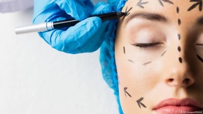 Medical tourism is booming in Turkey. Ever more foreigners are visiting Turkey for nose jobs, hair transplants and similar procedures, but are there risks? (DW/YAY Images/IMAGO) Medical tourism is booming in Turkey. Ever more foreigners are visiting Turkey for nose jobs, hair transplants and similar procedures, but are there risks? (DW/YAY Images/IMAGO)