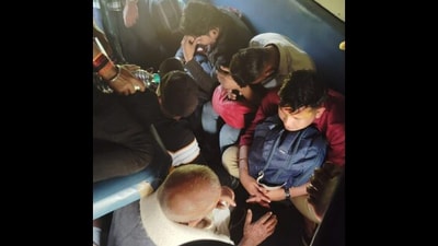 Snapshot of the passengers who occupied the woman's seat. (X/@Avoid_potato) Snapshot of the passengers who occupied the woman's seat. (X/@Avoid_potato)