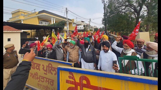 Farmers stage a protest outside the residence of BJP leader Amarpal Singh Bony in Amritsar on Tuesday. (Sameer Sehgal/HT)