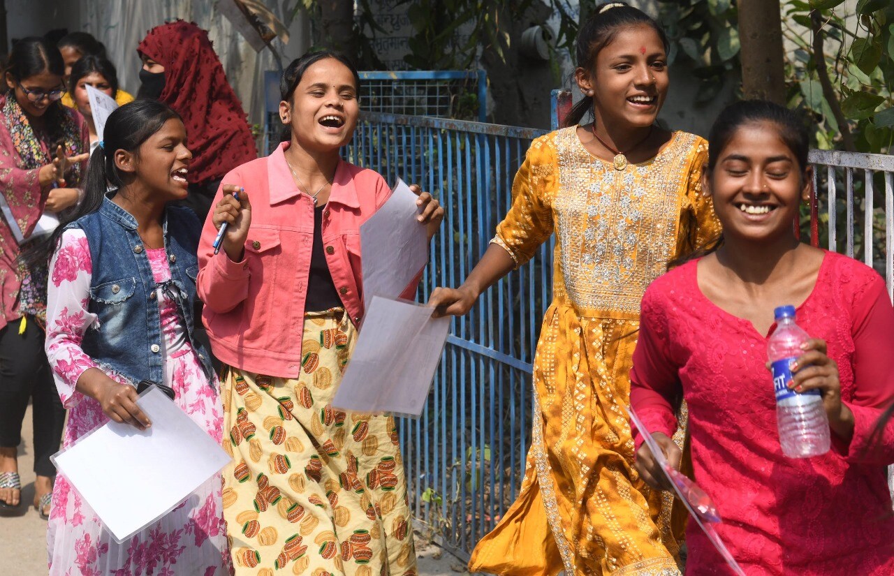 Bihar Board 10th Exam 2024: Students reach exam centre for Shift 2  (Santosh Kumar )
