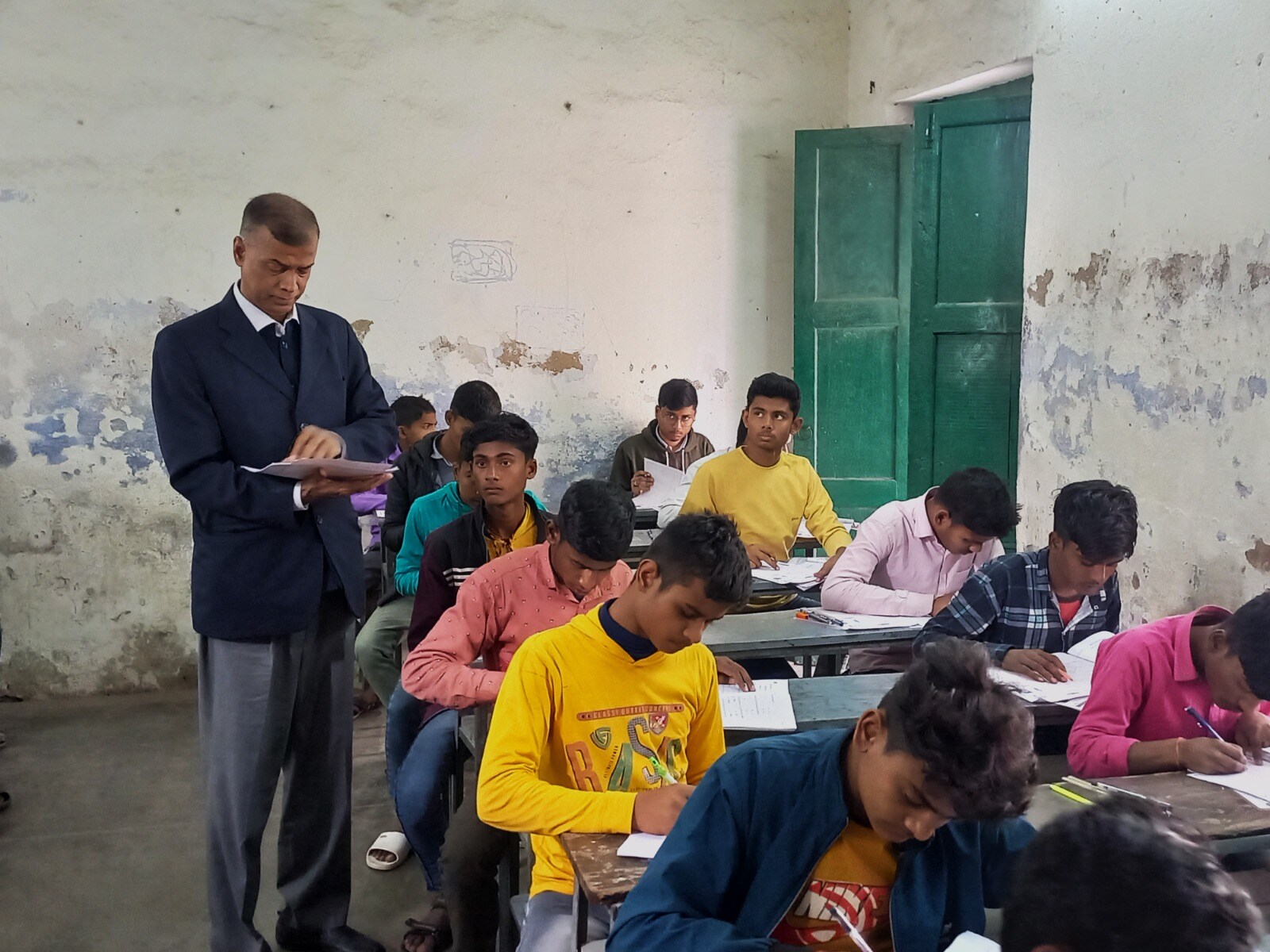 BSEB Science Exam 2024: Bihar Board Chairman checking answer sheets  (Santosh Kumar )