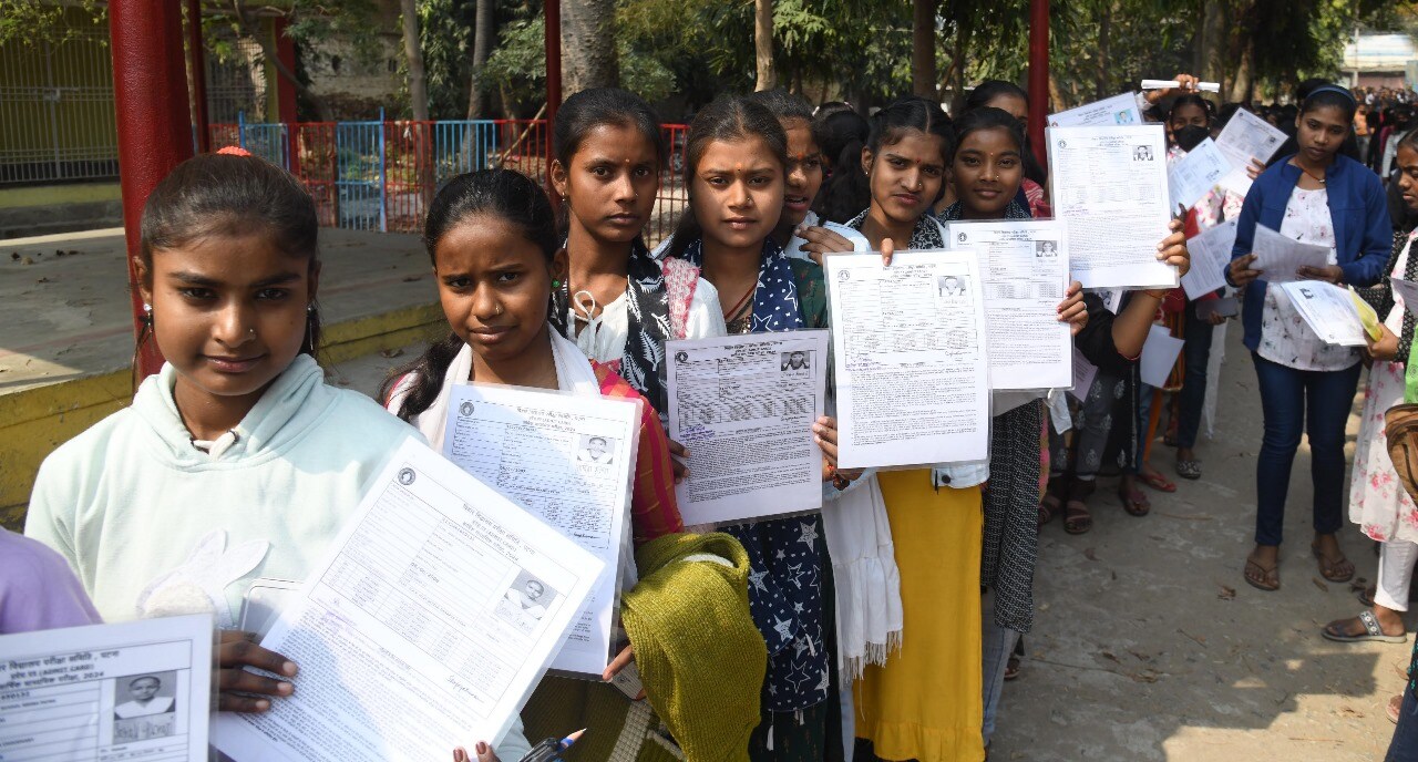 Bihar Board Class 10 Exam 2024: Students with their admit cards  (Santosh Kumar )