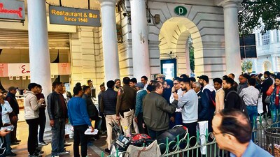 A crowd gathers to watch the sealing drive at a shop in Connaught Place on Wednesday. (HT photo) A crowd gathers to watch the sealing drive at a shop in Connaught Place on Wednesday. (HT photo)