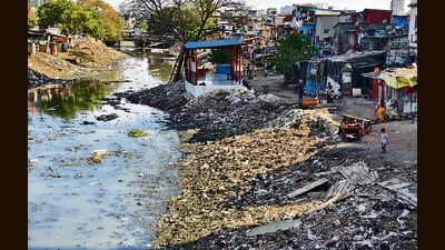 An opne nallah near Bharat Nagar area in Bandra. (Raju Shinde/HT Photo) An opne nallah near Bharat Nagar area in Bandra. (Raju Shinde/HT Photo)