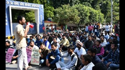 Aspirants protesting outside the gate of UPPSC headquarters in Prayagraj on Wednesday (HT) Aspirants protesting outside the gate of UPPSC headquarters in Prayagraj on Wednesday (HT)