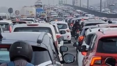 With the resumption of farmers' 'Delhi Chalo' march on Wednesday, vehicular traffic has been severely affected in Delhi-NCR. With the resumption of farmers' 'Delhi Chalo' march on Wednesday, vehicular traffic has been severely affected in Delhi-NCR.
