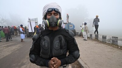 A demonstrator wearing a gas mask during protest by farmers near the Haryana-Punjab state border in Punjab's Rajpura on Wednesday, (Bloomberg) A demonstrator wearing a gas mask during protest by farmers near the Haryana-Punjab state border in Punjab's Rajpura on Wednesday, (Bloomberg)