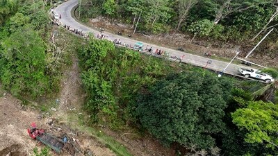 This handout photo obtained from the Facebook account of Zyrus Vince on February 21, 2024 shows an aerial view of a road accident in Mabinay, Negros Oriental. (AFP)