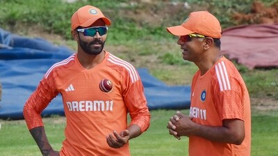 Rahul Dravid is having a word with Ravindra Jadeja during the practice session in Ranchi. Jadejae was the Player of the Match in the Rajkot Test.&nbsp; (PTI)