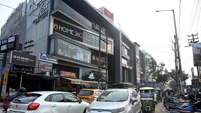 These outlets are located in an unauthorised commercial market in Hazipur and Sector 104, which has lately become a popular commercial hub among the city residents. (Ht Archive) These outlets are located in an unauthorised commercial market in Hazipur and Sector 104, which has lately become a popular commercial hub among the city residents. (Ht Archive)