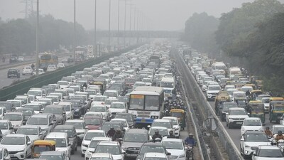 Heavy traffic congestion was reported at the Delhi-Gurugram border near Sirhaul toll plaza due to Delhi Police barricading in view of the farmers' protest in Gurugram. (Praveen Kumar/HT Photo) Heavy traffic congestion was reported at the Delhi-Gurugram border near Sirhaul toll plaza due to Delhi Police barricading in view of the farmers' protest in Gurugram. (Praveen Kumar/HT Photo)