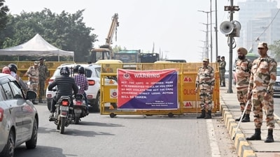 Security personnel were seen deployed on Ranjit Singh Flyover and ITO ahead of the 'Delhi Chalo' call by farmers on Wednesday in New Delhi. (Sanchit Khanna/HT Photo) Security personnel were seen deployed on Ranjit Singh Flyover and ITO ahead of the 'Delhi Chalo' call by farmers on Wednesday in New Delhi. (Sanchit Khanna/HT Photo)