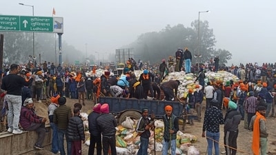 Protesting farmers at the Shambhu border on Wednesday morning were bracing up to face the police in their attempt to enter the national capital to protest over the Centre's guarantee law on Minimum Support Price (MSP). (Ravi Kumar/HT Photo) Protesting farmers at the Shambhu border on Wednesday morning were bracing up to face the police in their attempt to enter the national capital to protest over the Centre's guarantee law on Minimum Support Price (MSP). (Ravi Kumar/HT Photo)