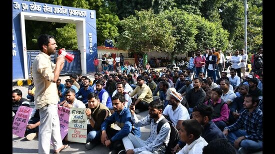 Aspirants protesting outside the gate of UPPSC headquarters in Prayagraj on Wednesday (HT)