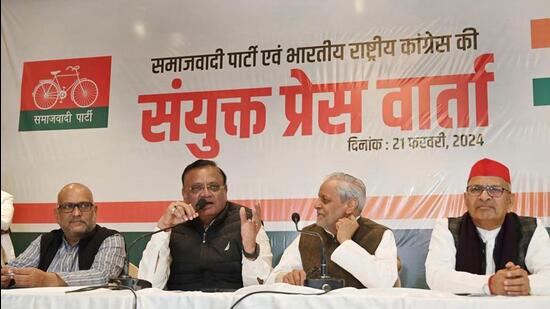 Congress and Samajwadi Party leaders at a joint press conference in Lucknow on Wednesday. (Mushtaq Ali/HT)