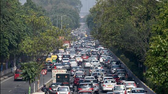 Long snarls were seen at the Noida-Chilla (Delhi) border on Wednesday morning owing to heightened security measures and stricter checking of vehicles by the Delhi Police. (Sunil Ghosh/HT Photo)